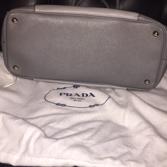 Gray Prada Saffiano Lux double zip tote handbag. - Picture 7 of 8